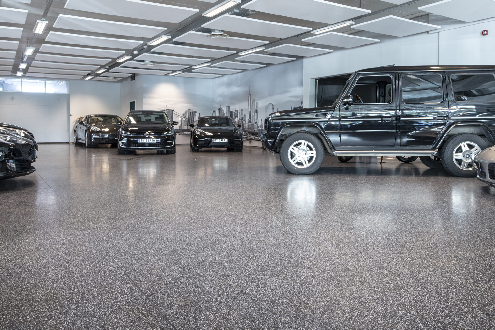 AcryliCon grindų danga privačiame garaže ar automobilių salone