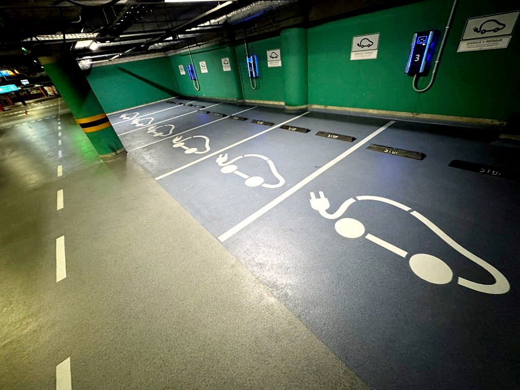 AcryliCon grindys elektromobilių įkrovimo vietose požeminiame parkinge
