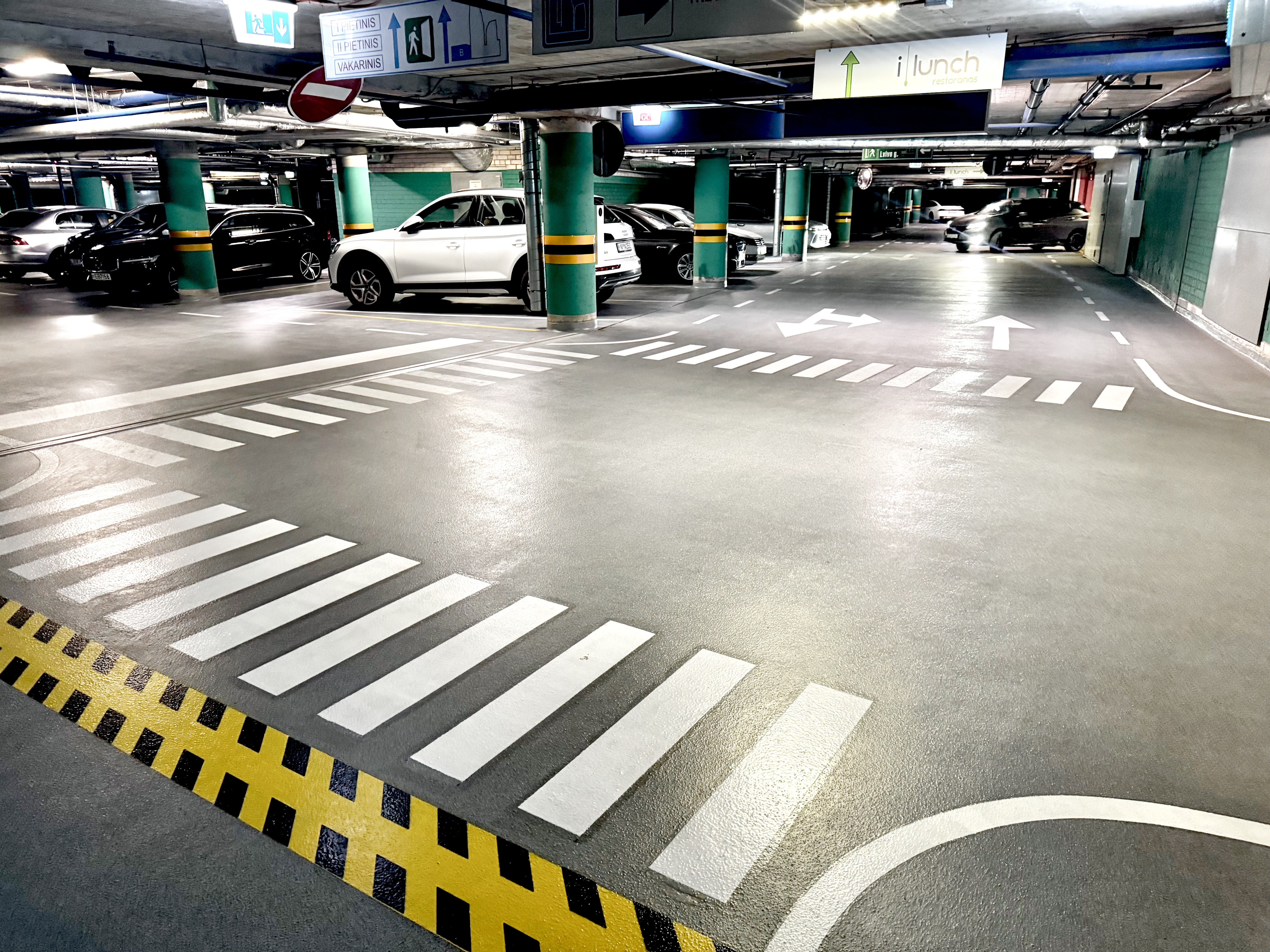 AcryliCon grindys požeminiame automobilių parkinge su aiškiu ženklinimu