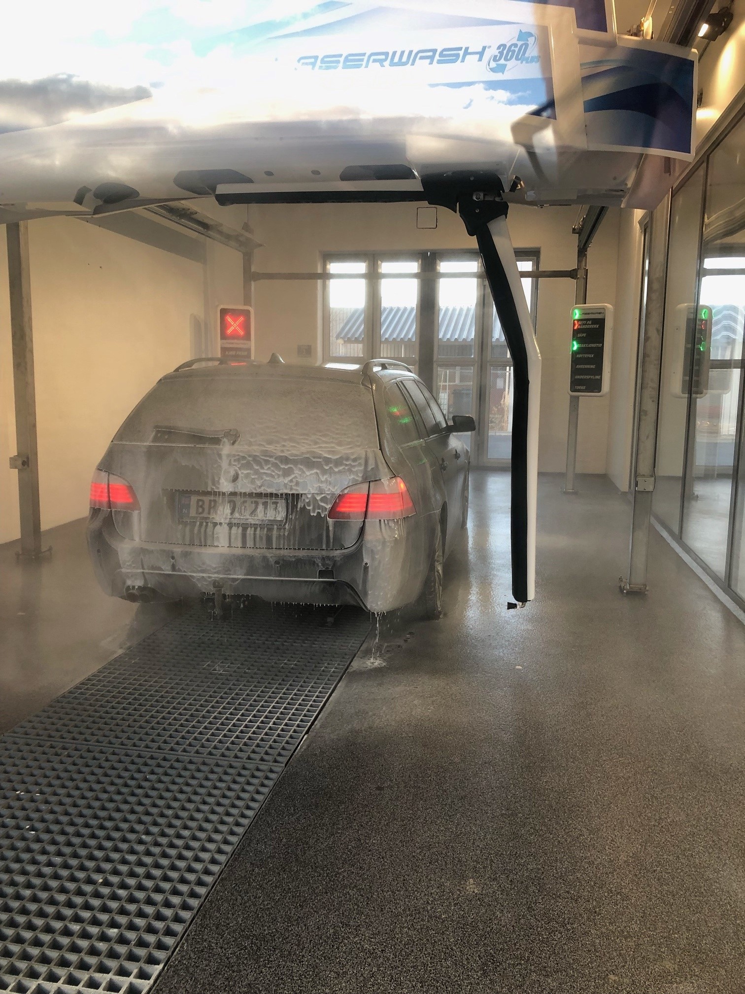 Neslystančios akrilinės grindys automatinėje automobilių plovykloje